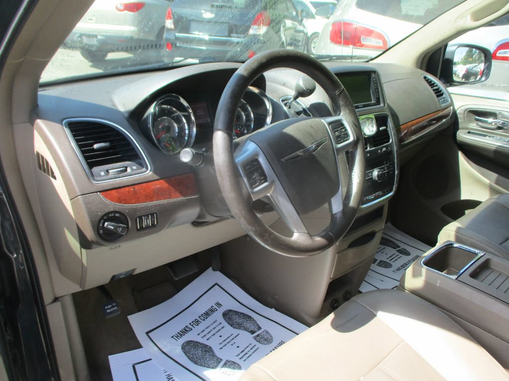 Used 2014 Chrysler Town & Country Touring FWD image 10