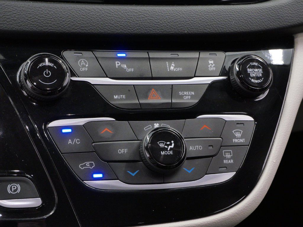 Certified 2023 Chrysler Pacifica Touring-L FWD image 25
