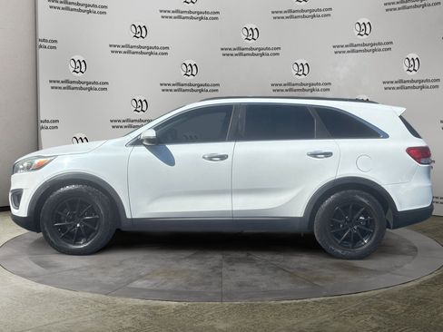 Used 2017 Kia Sorento LX FWD image 2