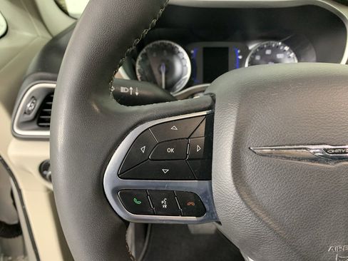 Used 2022 Chrysler Voyager LX image 18