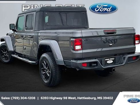Used 2021 Jeep Gladiator Sport image 2