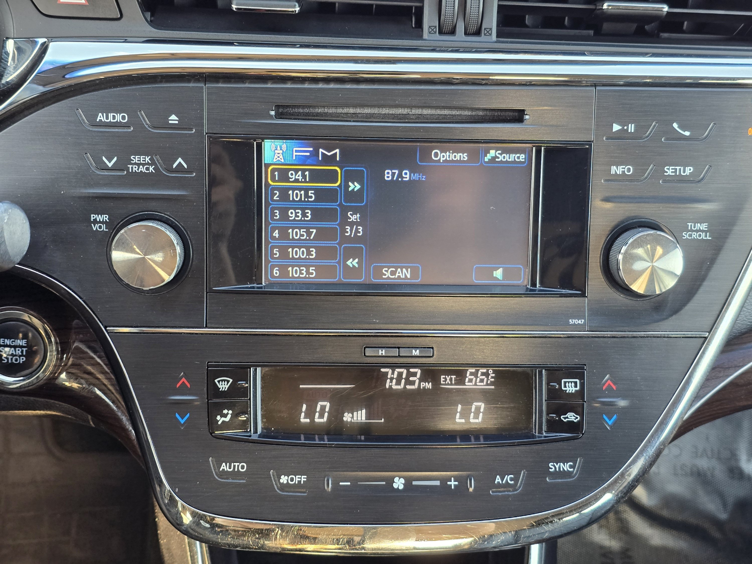 Used 2013 Toyota Avalon XLE FWD image 4