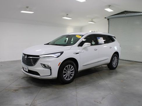 Used 2024 Buick Enclave Essence w/ Technology Package image 4