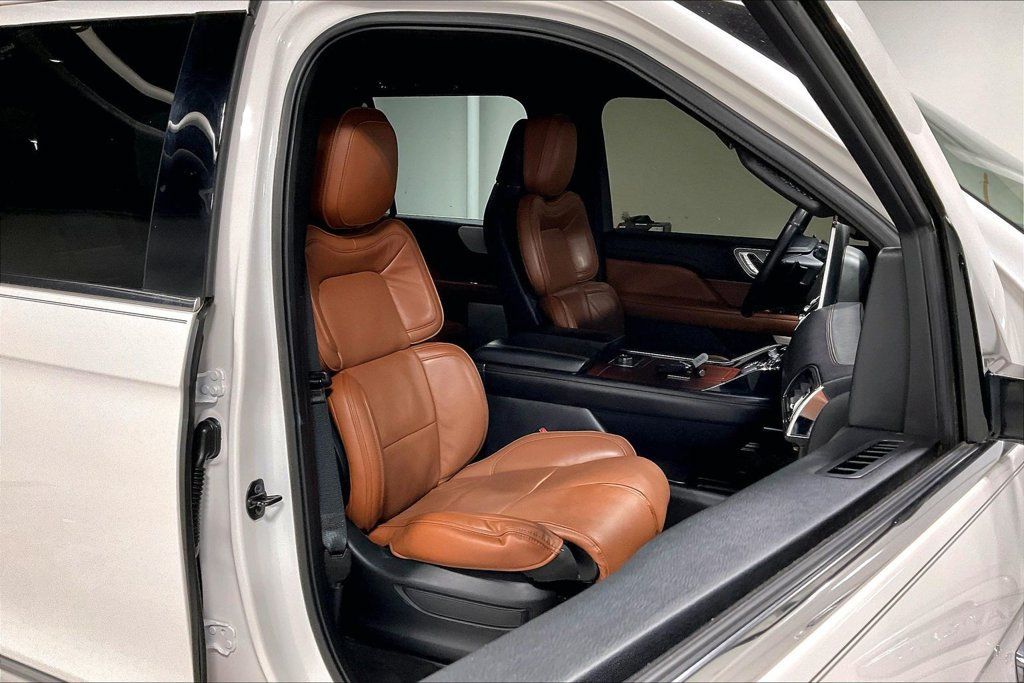 Used 2018 Lincoln Navigator Reserve w/ Technology Package AWD/4WD image 9