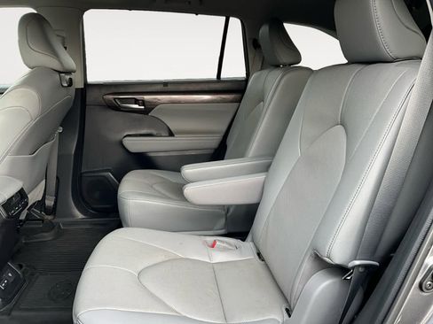 Used 2023 Toyota Highlander Limited image 23