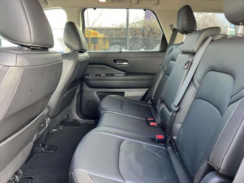 Used 2024 Nissan Pathfinder SL image 12