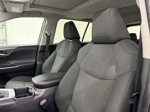 Used 2022 Toyota RAV4 XLE image 20