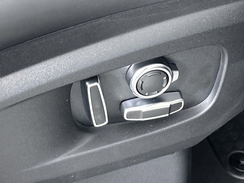 New 2025 Land Rover Defender 130 X-Dynamic SE image 34