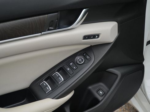 Used 2020 Honda Accord Touring image 11