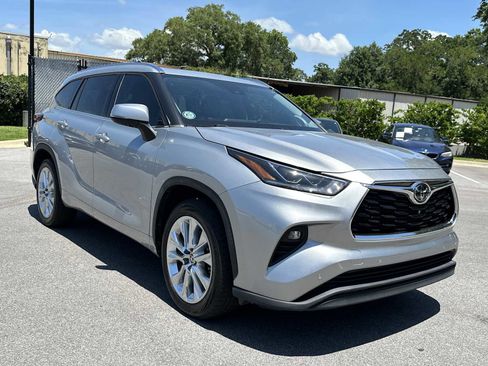 Used 2021 Toyota Highlander Limited FWD image 1