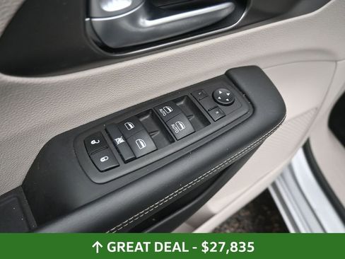 Used 2024 Chrysler Pacifica Touring-L image 34
