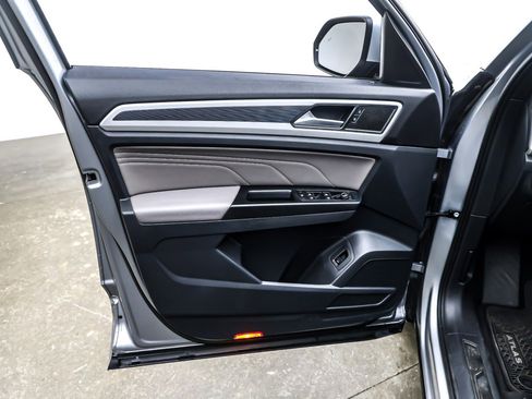 Used 2021 Volkswagen Atlas Cross Sport SE w/ V6 Towing Package image 21