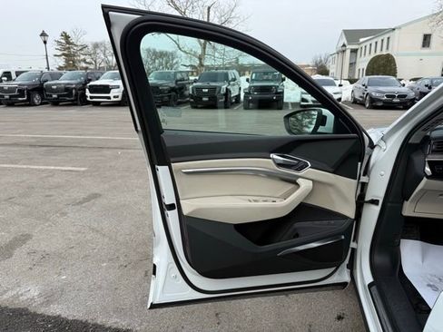 Used 2019 Audi e-tron Premium Plus image 23