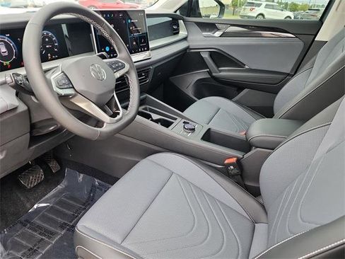 New 2025 Volkswagen Tiguan SE image 12