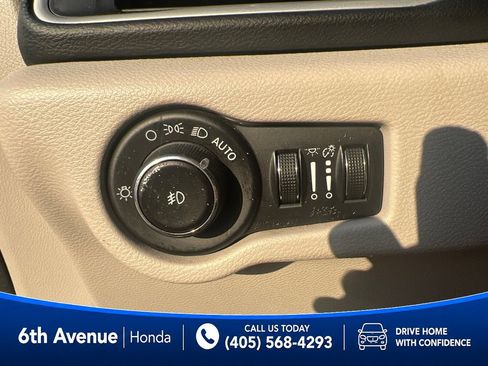 Used 2023 Chrysler Pacifica Touring-L FWD image 34
