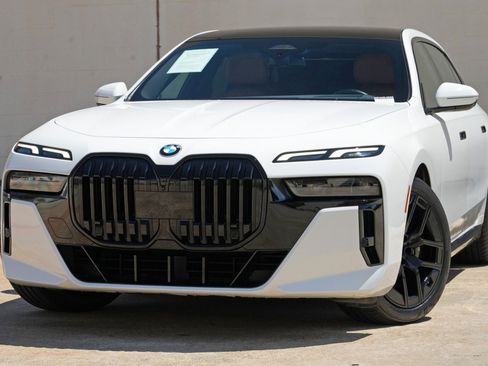 Used 2023 BMW 740i w/ Parking Assistance Package RWD image 3
