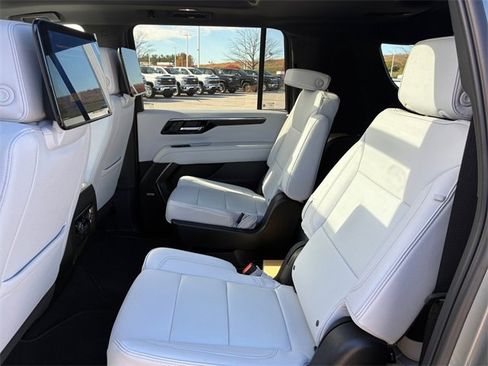 New 2025 Chevrolet Suburban Premier image 17