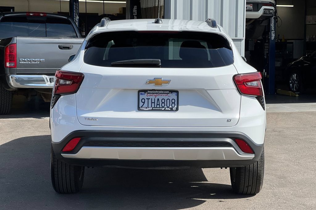 Used 2025 Chevrolet Trax LT w/ LT Convenience Package FWD image 5