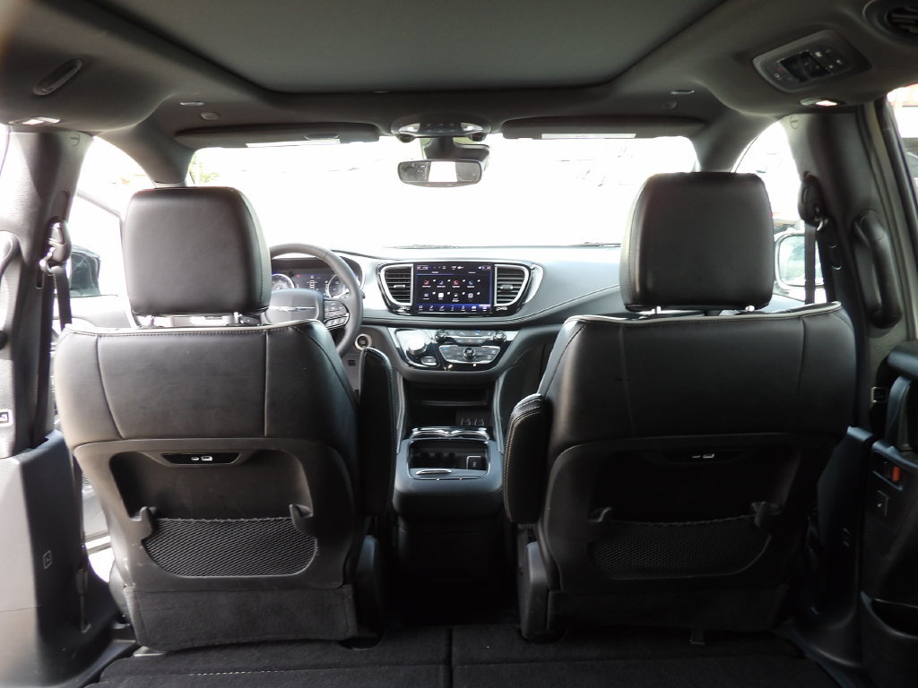 Used 2025 Chrysler Pacifica Limited FWD image 21