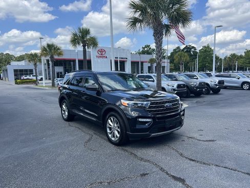 Used 2021 Ford Explorer XLT w/ Equipment Group 202A AWD/4WD image 2