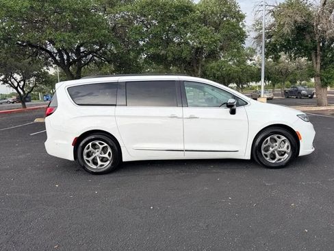 Used 2023 Chrysler Pacifica Limited FWD image 8