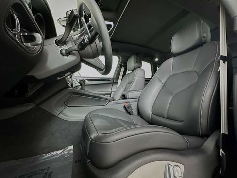 Certified 2026 Porsche Macan AWD/4WD image 5