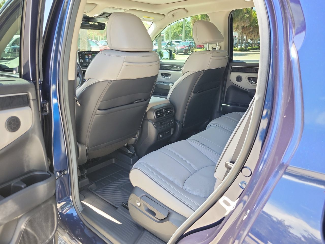 Used 2025 Honda Pilot Elite image 11