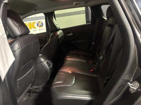 Used 2019 Jeep Cherokee Latitude Plus AWD/4WD image 12