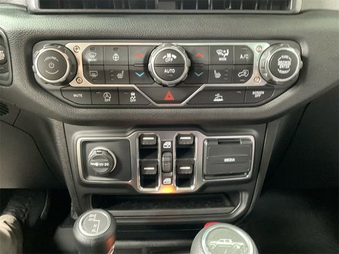 New 2025 Jeep Gladiator Sport image 18