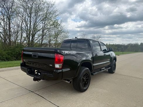 Used 2016 Toyota Tacoma TRD Sport w/ Premium & Technology Package image 3