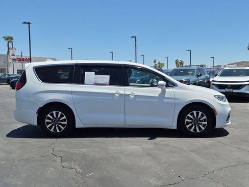 Used 2022 Chrysler Pacifica Touring-L FWD image 5