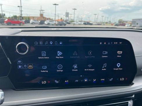 Used 2025 Chevrolet Traverse LT FWD image 16