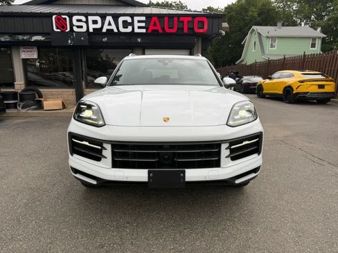 Used 2024 Porsche Cayenne AWD/4WD image 3