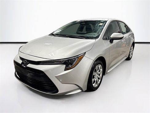 Used 2025 Toyota Corolla LE image 3