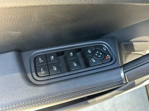 Used 2022 Porsche Cayenne Platinum Edition image 20