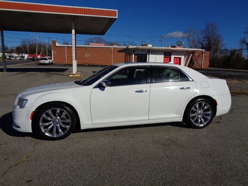 Used 2017 Chrysler 300 C image 8