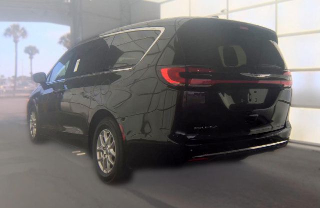 Used 2023 Chrysler Pacifica Touring-L FWD image 6