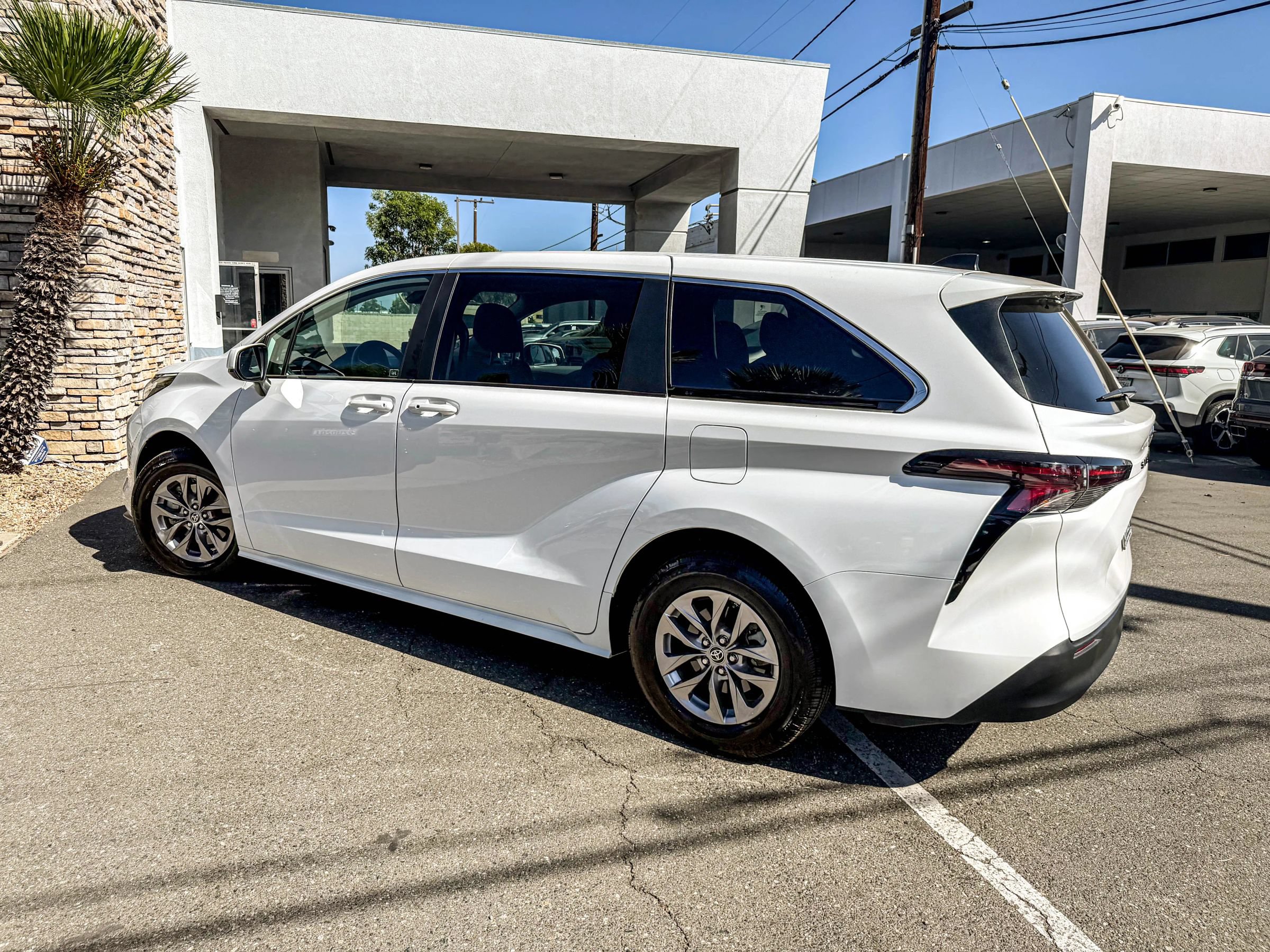 Used 2023 Toyota Sienna LE FWD image 3