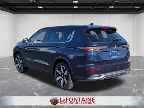 New 2025 Mitsubishi Outlander SE image 3