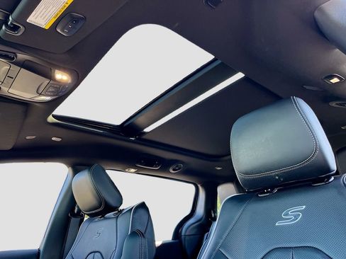 Certified 2024 Chrysler Pacifica Premium image 22