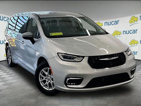 Used 2023 Chrysler Pacifica Touring-L FWD image 1