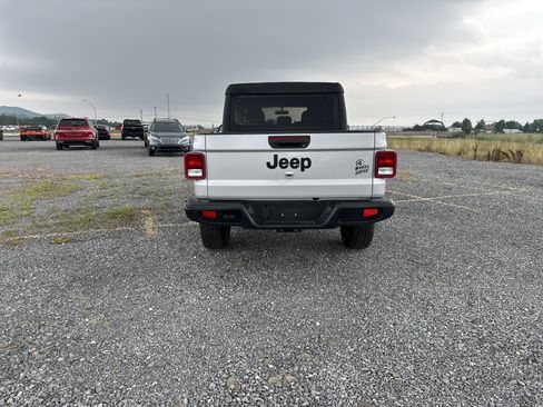 Used 2022 Jeep Gladiator Sport AWD/4WD image 8