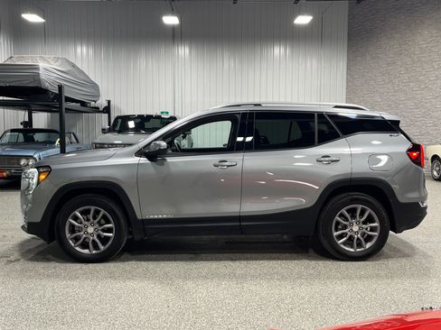 Certified 2024 GMC Terrain SLT w/ Infotainment Package II image 2