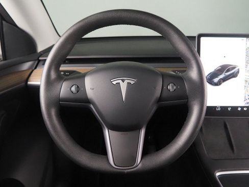 Used 2025 Tesla Model Y Long Range RWD image 18