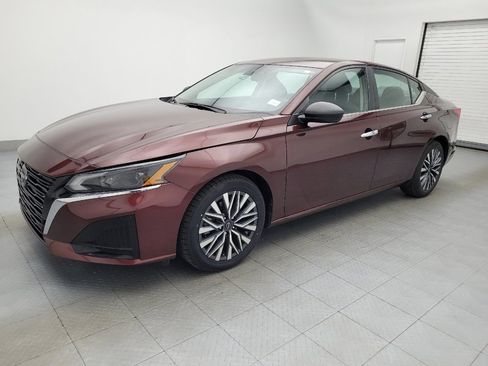 Used 2024 Nissan Altima 2.5 SV image 2