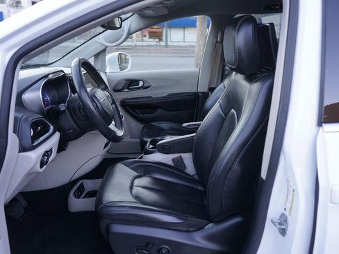 Used 2022 Chrysler Pacifica Touring-L w/ Uconnect Theater Family Group image 18