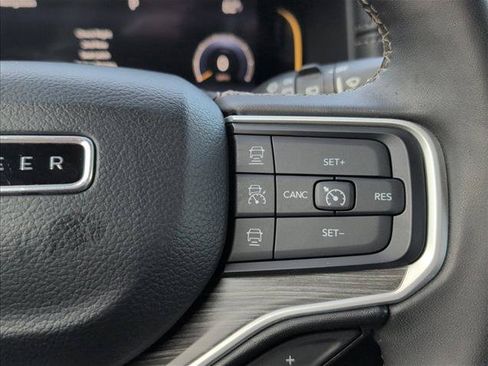 Used 2023 Jeep Wagoneer L Series II AWD/4WD image 14