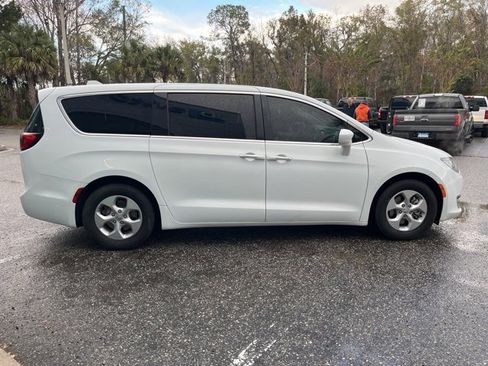 Used 2018 Chrysler Pacifica Touring Plus image 9