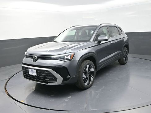 New 2026 Volkswagen Taos SE image 3