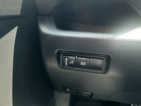 Used 2021 Toyota RAV4 LE AWD/4WD image 12